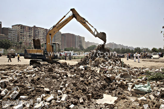  جانب من عملية إزالة التعديات على نهر النيل بمنطقة المعصرة بحلوان  -اليوم السابع -5 -2015