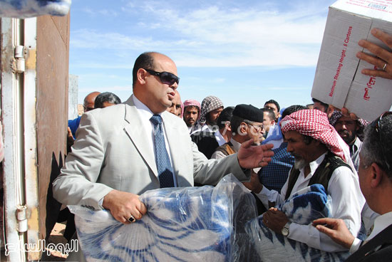  المحافظ يوزع المساعدات بنفسه على المحتاجين بالصحراء -اليوم السابع -5 -2015
