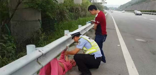 ضابط المرور يسرع لإنقاذ السيدة الحامل  -اليوم السابع -5 -2015