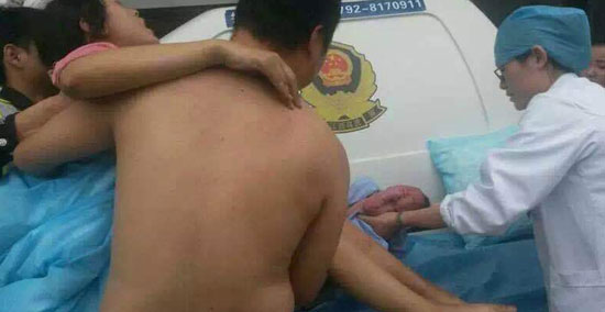 نقل السيدة الحامل والمولود إلى المستشفى بعد الولادة -اليوم السابع -5 -2015
