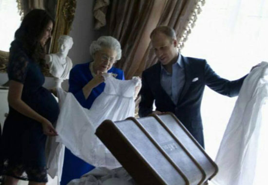 الملكة اليزابيث تتفحص ملابس المولود -اليوم السابع -5 -2015