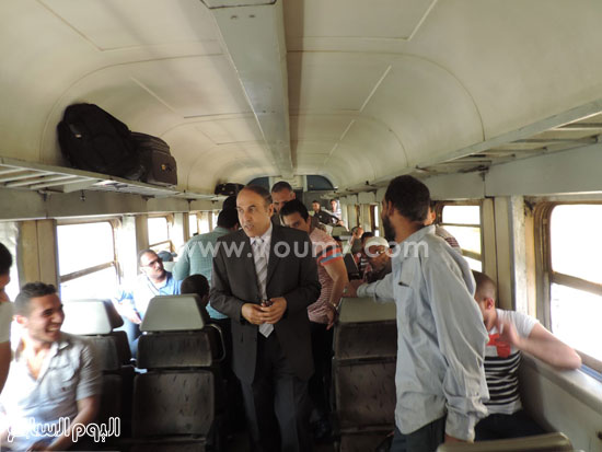 	جاد الحق يتجول داخل عربات القطار لتفقد الأوضاع الأمنية -اليوم السابع -5 -2015