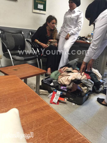  تفتيش حقيبة سيدة المطار  -اليوم السابع -5 -2015