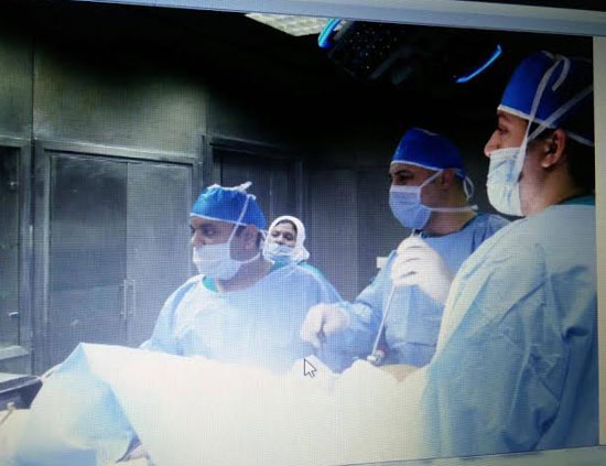 الفريق الطبى أثناء إجراء العملية الجراحية -اليوم السابع -5 -2015