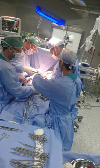 	الأطباء أثناء إجراء عملية القلب المفتوح للسيدة المصابة  -اليوم السابع -5 -2015