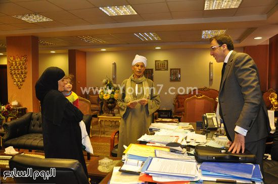  محافظ بنى سويف يعزى السيدة فى وفاة زوجها  -اليوم السابع -5 -2015