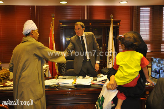  المستشار محمد سليم محافظ بنى سويف يصافح والد الزوجة  -اليوم السابع -5 -2015
