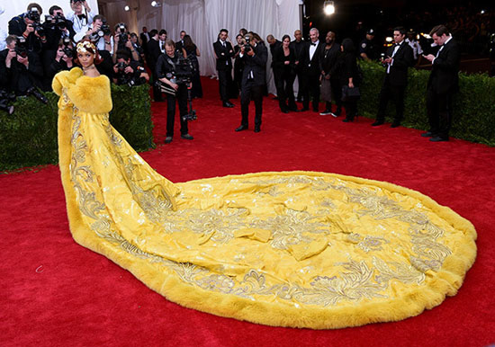 ريهانا تسعترض فستانها فى حفل Met Gala   -اليوم السابع -5 -2015