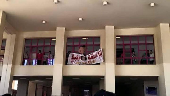 فتاة تعتذر لصديقها بـ لافتة بالجامعة -اليوم السابع -5 -2015