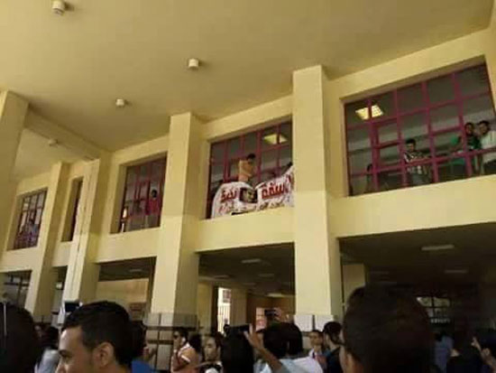 الطلاب أثناء مشاهدة لافتة الاعتذار  -اليوم السابع -5 -2015