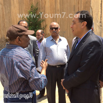 وزير الإسكان مع رئيس محطة الجيزة  -اليوم السابع -5 -2015