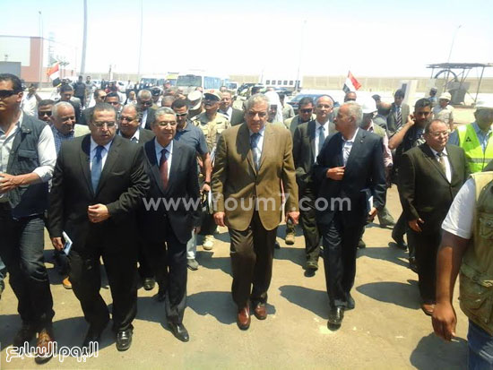 جانب من جولة إبراهيم محلب رئيس مجلس الوزراء بمحطة السخنة -اليوم السابع -5 -2015
