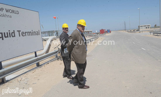  رئيس الوزراء ووزير النقل خلال تفقد جانب من الميناء -اليوم السابع -5 -2015