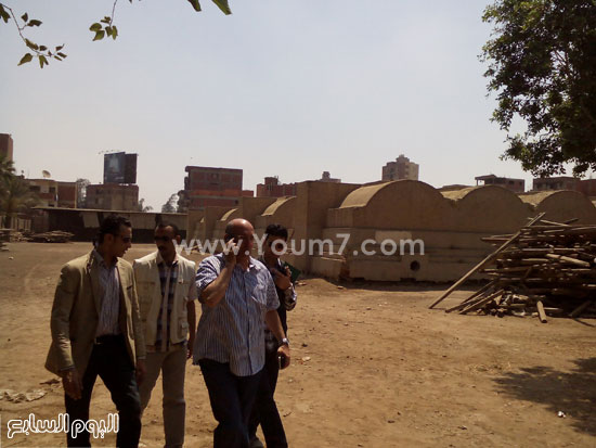 وزير الزراعة فى أحد الشون الترابية لاستقبال محصول القمح -اليوم السابع -5 -2015 وزير الزراعة فى أحد الشون الترابية لاستقبال محصول القمح -اليوم السابع -5 -2015