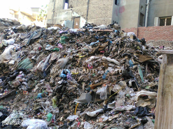 تلال من القمامة تحاصر المنازل -اليوم السابع -5 -2015
