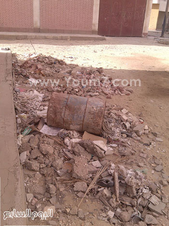  تجمع بقايا البناء والقمامة بأحد أركان المدرسة  -اليوم السابع -5 -2015