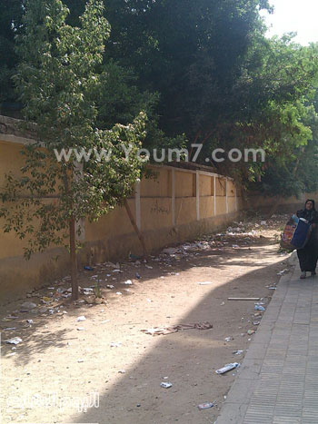 أحد الأسوار الخلفية للمدرسة تظهر أسفله القمامة بغزارة  -اليوم السابع -5 -2015