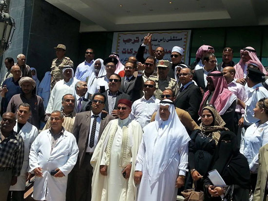 أعضاء المجلس القومى لشئون القبائل المصرية أمام مستشفى رأس سدر -اليوم السابع -5 -2015