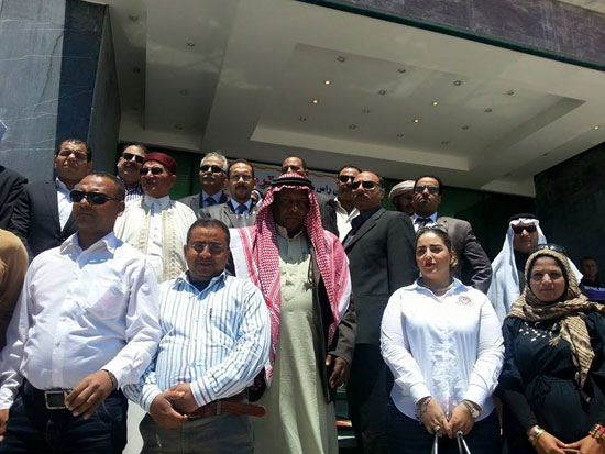 أعضاء المجلس القومى لشئون القبائل المصرية داخل مستشفى رأس سدر -اليوم السابع -5 -2015