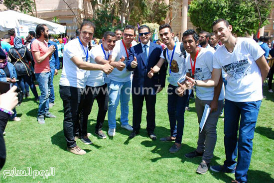 الدكتور مجدى البطران مع الشباب المشارك فى الملتقى -اليوم السابع -5 -2015