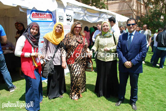 الدكتور مجدى البطران أمين شباب حزب مصر بلدى مع السيدات المشاركن فى الملتقى -اليوم السابع -5 -2015
