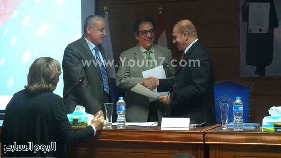 الدكتور محمد السعدنى نائب رئيس حامعة مصر خلال توقيع الاتفاقية -اليوم السابع -5 -2015