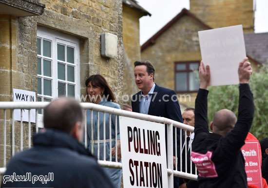 ديفيد كاميرون رئيس الوزراء البريطانى وزوجته  بعد الإدلاء بصوتهما -اليوم السابع -5 -2015