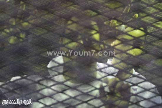	المتهمون داخل قفص الاتهام يشيرون بعلامات النصر -اليوم السابع -5 -2015