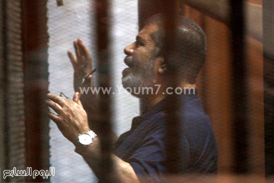 محمد مرسى بالبدلة الزرقاء داخل القفص -اليوم السابع -5 -2015
