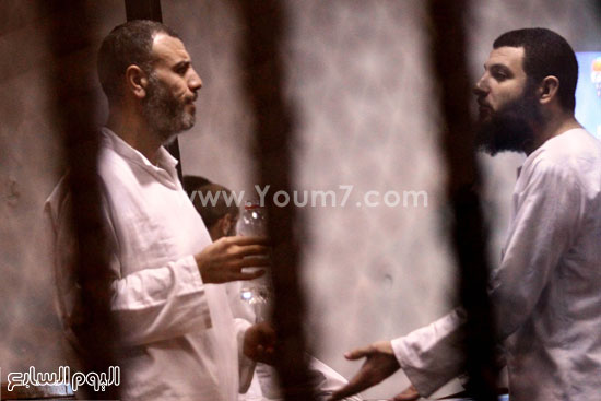 	نقاش بين المتهمين داخل قفص الاتهام -اليوم السابع -5 -2015