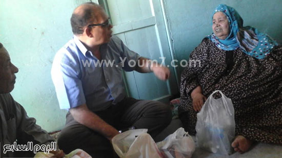 مدير مستشفى أبو كبير يطلع على علاج السيدة القعيدة  -اليوم السابع -5 -2015