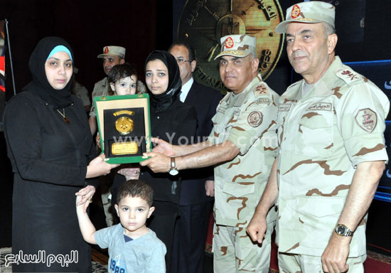 وزير الدفاع يكرم أسر الشهداء -اليوم السابع -5 -2015
