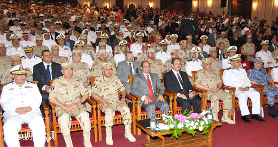  الرئيس وقادة القوات المسلحة خلال وقائع الندوة  -اليوم السابع -5 -2015