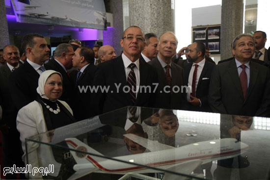 وزيرا الطيران الحالى والأسبق يتفقدان أحد المعروضات بالمتحف -اليوم السابع -5 -2015