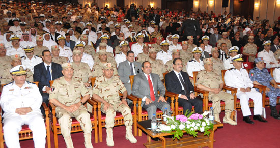 الرئيس وقادة القوات المسلحة خلال وقائع الندوة  -اليوم السابع -5 -2015