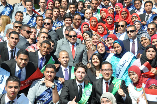  الرئيس السيسى مع الطلاب وشباب الجامعات المشاركين فى الندوة  -اليوم السابع -5 -2015