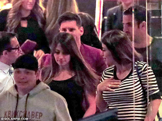 ميسى وفابريجاس وزوجاتهما فى المطعم -اليوم السابع -5 -2015