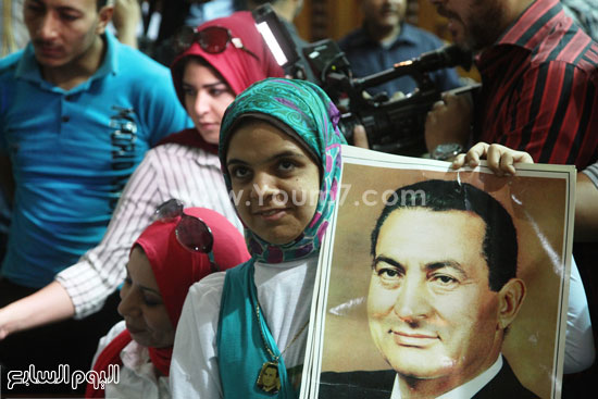 مؤيدة لمبارك تحمل صورته داخل المحكمة  -اليوم السابع -5 -2015