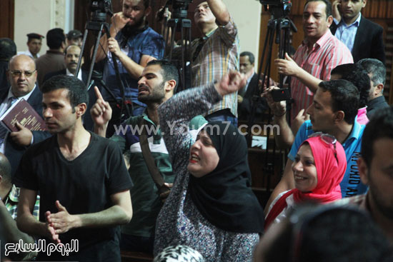 مؤيدو مبارك يهتفون باسم الرئيس الأسبق داخل المحكمة  -اليوم السابع -5 -2015
