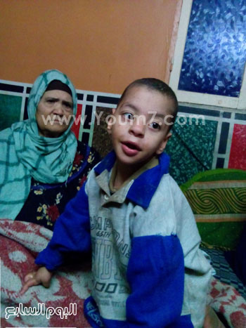  الحاجة كريمة وابن ابنها الذى يحتاج عناية وعلاجًا  -اليوم السابع -5 -2015
