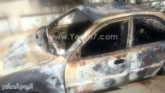 التاكسى قطعة خردة بعد حرق المتهمين له  -اليوم السابع -5 -2015