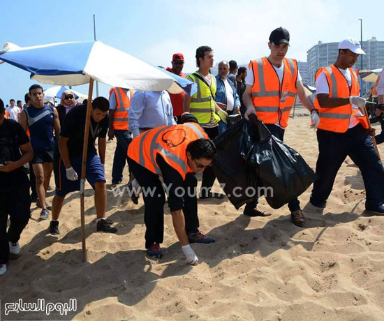 1 المسيرى يجمع القمامة من شاطئ جليم -اليوم السابع -5 -2015