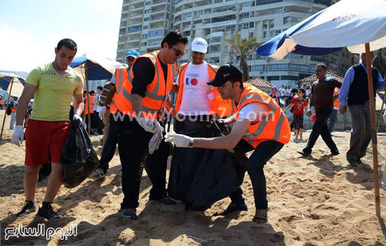 2 محافظ الإسكندرية يشارك الشباب جمع القمامة -اليوم السابع -5 -2015