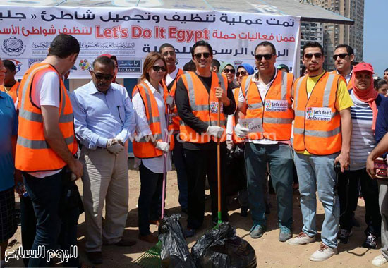6 محافظ الإسكندرية مع أعضاء الحملة -اليوم السابع -5 -2015