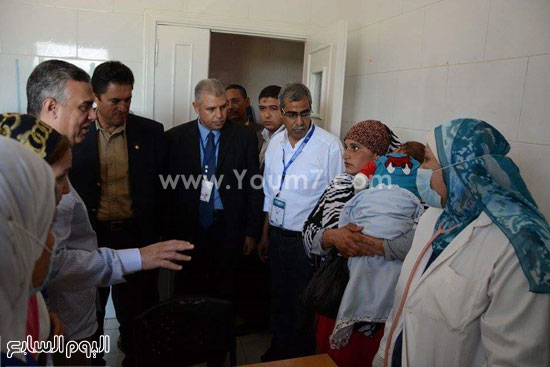 2 محافظ الإسكندرية يتفقد القافلة الطبية بخورشيد -اليوم السابع -5 -2015