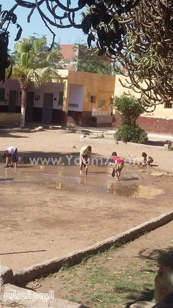 مياه الصرف الصحى والمياه الجوفية تغرق المدرسة -اليوم السابع -5 -2015