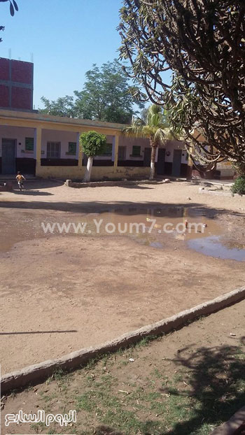 طلاب المدرسة يلهون وسط الصرف الصحى -اليوم السابع -5 -2015