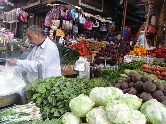 أحد الباعة فى سوق المنشية الذى يعانى من ركود فى حركة البيع والشراء -اليوم السابع -5 -2015