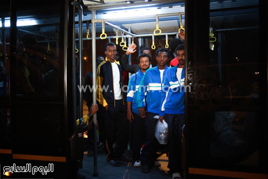  الإثيوبيين المحررين فى طريقهم للطائرة -اليوم السابع -5 -2015