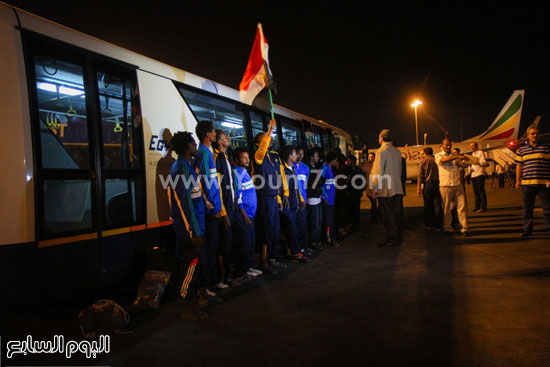 يحملون علم مصر بجوار الطائرة -اليوم السابع -5 -2015
